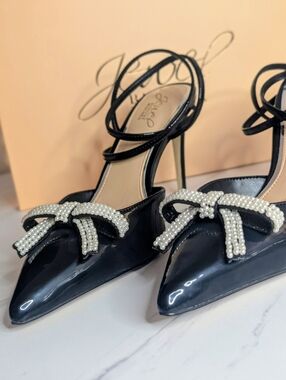 NEW Jewel Badgley Mischka Black Patent Pearl Bow Heels Pointed Toe Size 8 NIB